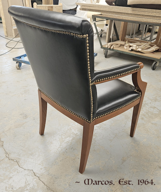 seduta classica con braccioli in pelle